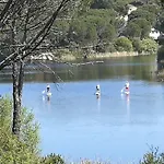 De Madera Junto Al Jaras בקתה